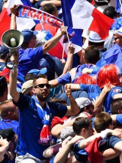 Le capo des Irrésistibles Français lance les chants au mégaphone en tribune