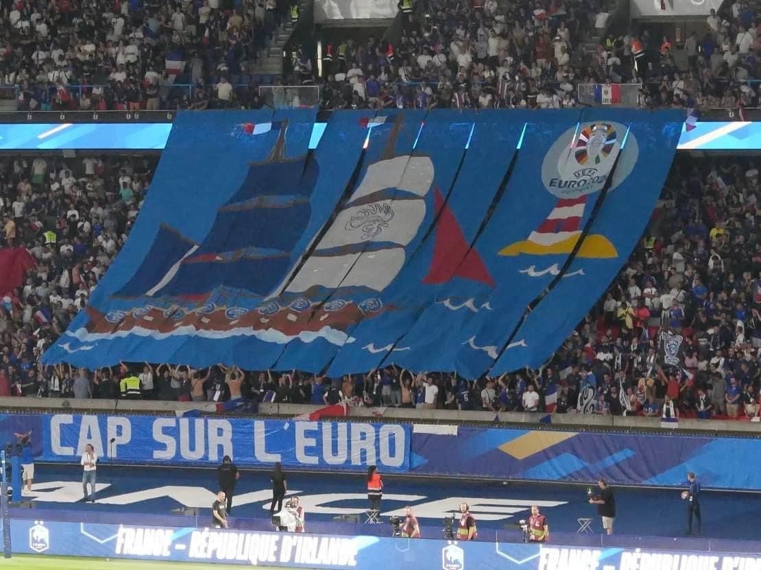 Tifo des Irrésistibles Français « Cap sur l'Euro » déployé en tribune