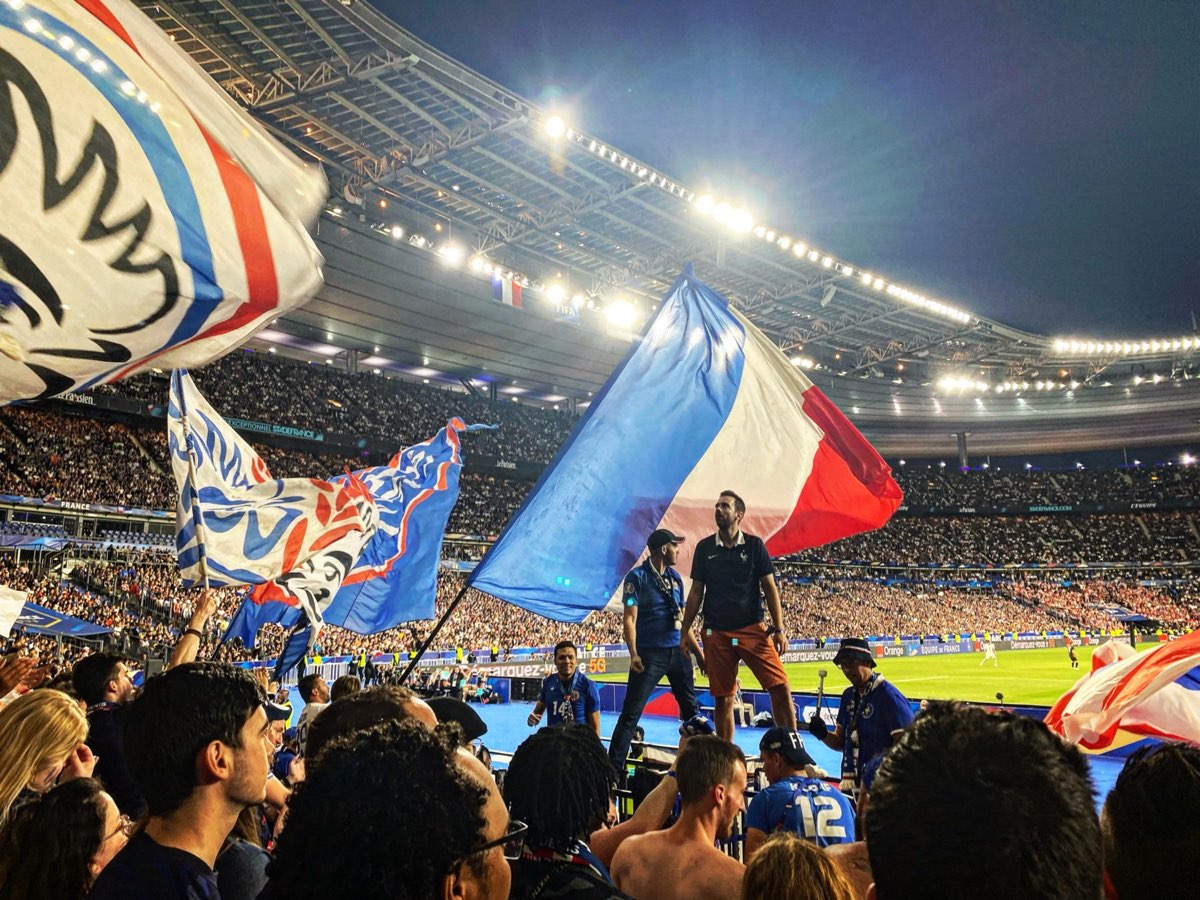 Supporters des Irrésistibles Français en tribune, drapeaux déployés, lors de France – Croatie